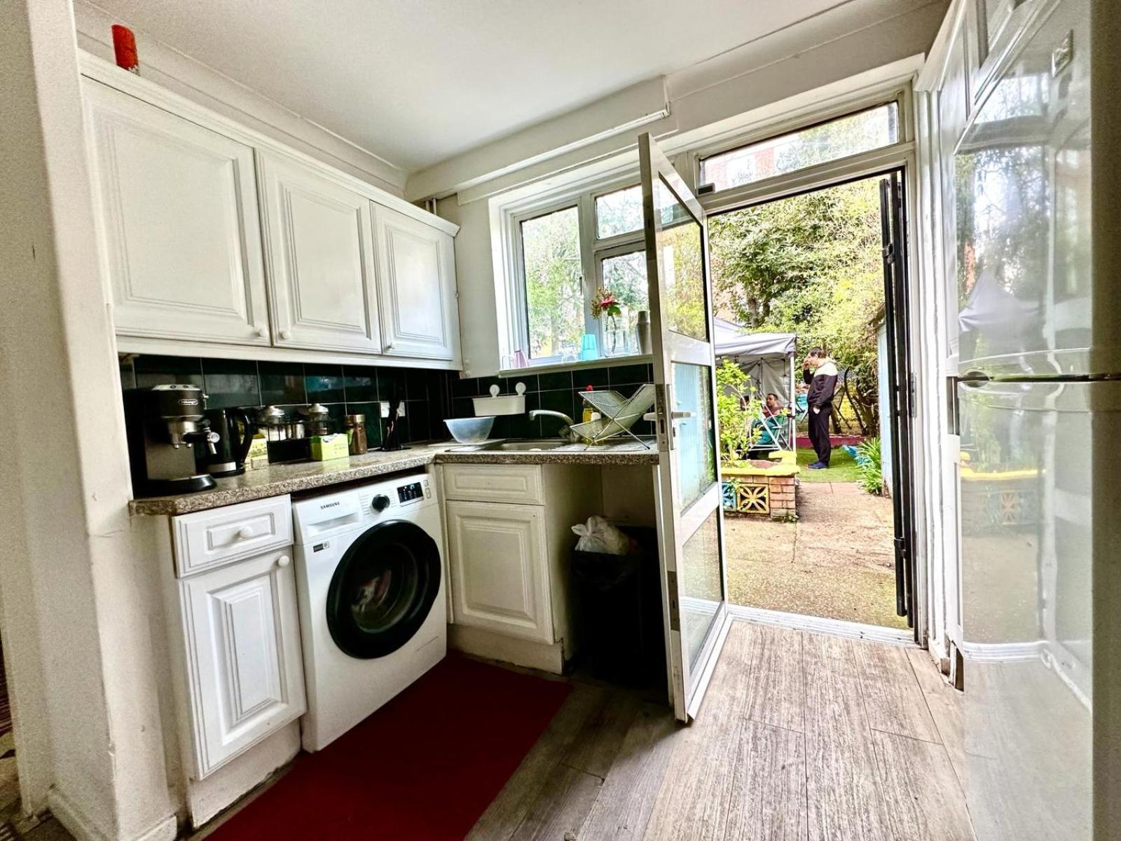 Whitechapel R1 Guest house *