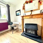 Whitechapel Rooms R1
