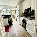 Whitechapel Rooms R1