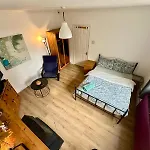 Whitechapel Rooms R1